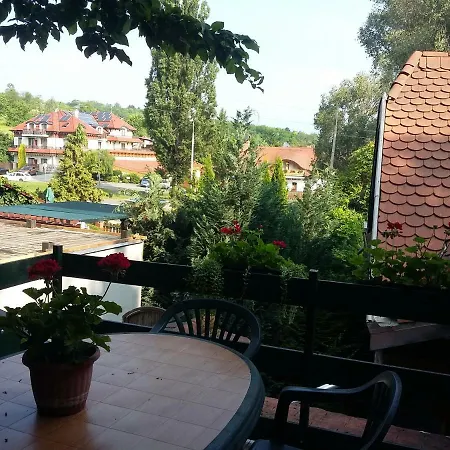 Bungalow A Szepasszonyvolgy Kozepen *